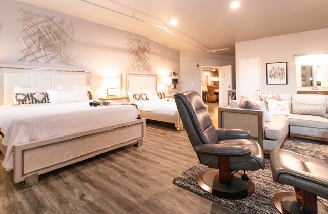 Boutique hotel in historic downtown Seneca. Room #2 Owners Suite. Q/K combo.