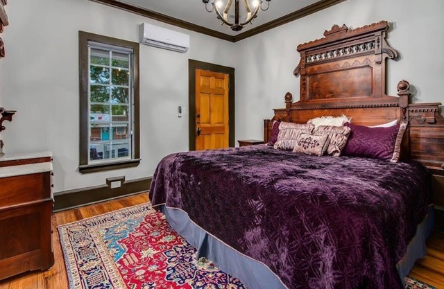 Boutique Hotel walk to Shopping/ Restaurants/ Lake