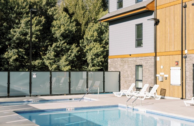 Boutique Mountain Retreat 5min from Canmore, heated pool & hot tub