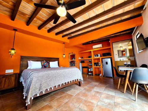 Boutique Studio with Terrace, Heated Pool & Fast Wi-Fi, Walk to Malecón