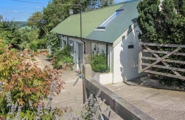 BRAMBLE, pet friendly, character holiday cottage in Compton Dundon