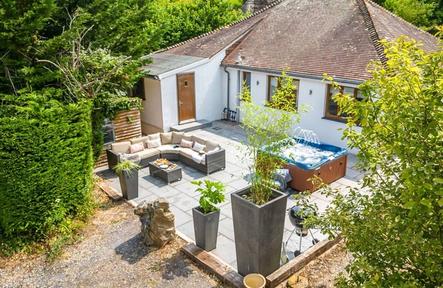 Bramblewood - cosy chic, hot tub, close to beach