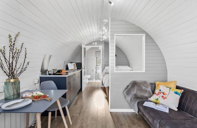 Bramley, Apple Tree Glamping - a chalet that sleeps 2 guests in 1 bedroom
