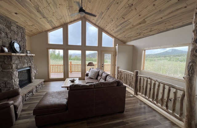 Brand New 4-bedroom cabin/stunning views/king bed, Hot Tub!