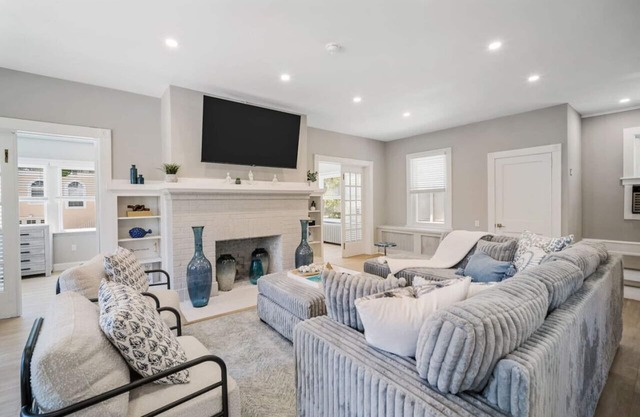 Brand New 6BR - Sleeps 15 - 1.5 Blocks to Beach