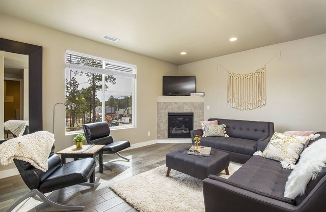 Brand New, Beautiful Home! Glorious Mountain Views! Ideal Location!