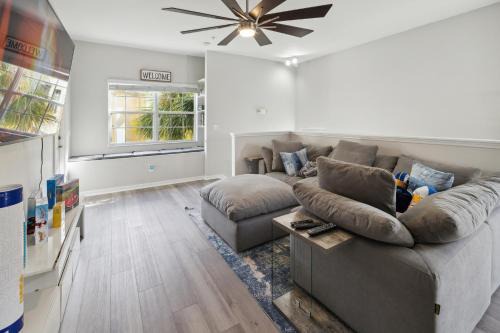 Brand New Disney Themed Oasis 2BR near Parks townhouse