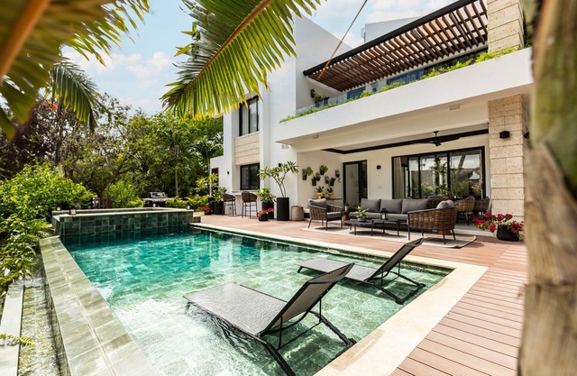 BRAND NEW Elegant and Modern 5BD Villa "Villa Rosalina” Pool & Heated Jacuzzi