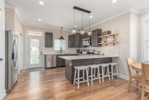 Brand New Modern House - Walk to Main Street