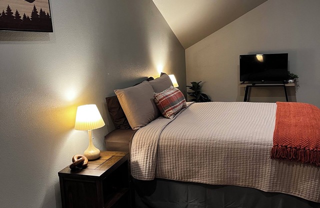 BRAND NEW modern luxury cabin! Kreekside Tipi.