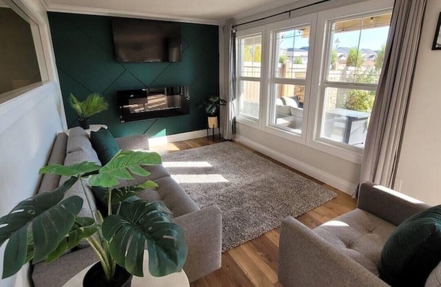 Brand New | Private Walk-Out Suite 8 mins to WEM