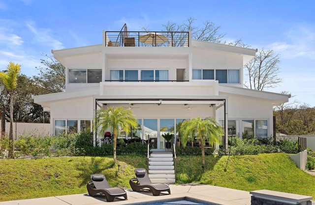 Brand New Professionally Decorated Luxury 5 Bed Avellanas Home Minutes to Beach