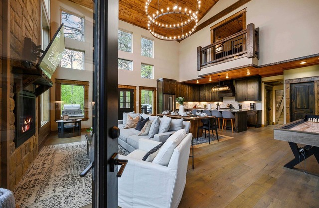Brand New The Lookout: Pool, Pond, Fun Slide, Scavenger Hunt, EV Tesla Outlet, Pet Friendly