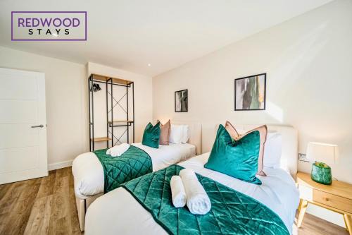 Brand New Town Center FREE FAST WiFi Balcony by Redwood Stays