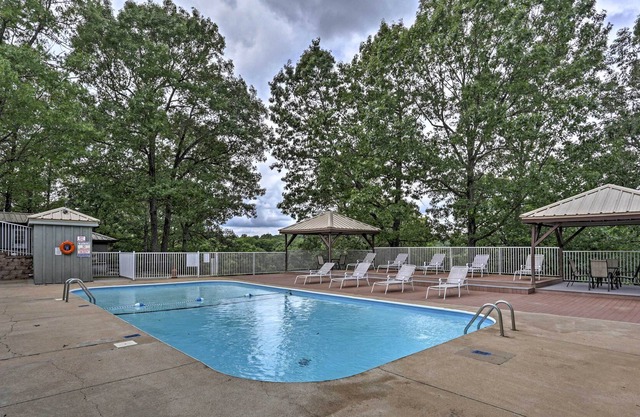 Branson West Condo w/ Seasonal Pool Access!