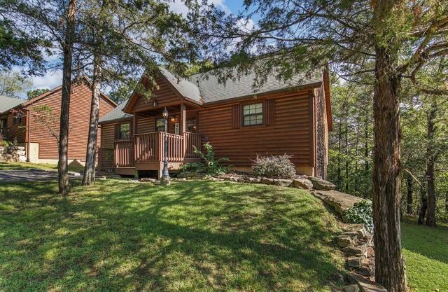 Branson Woods Luxury Cabin! King Beds, Indoor Pool, Whirlpool Tub! | 8