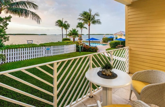 Breathtaking Bayfront Villa w/Private Patio & Living Area, Perfect For Couple