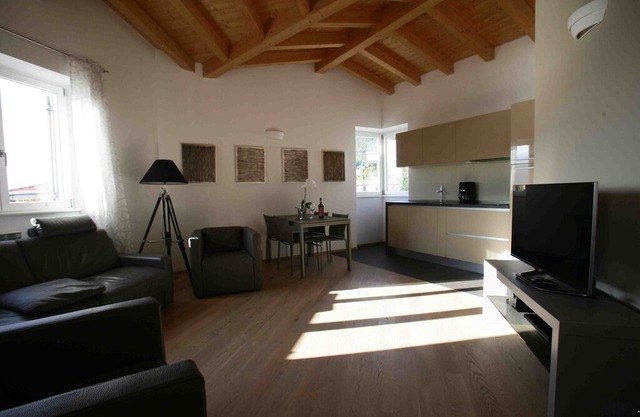 BREATHTAKING LAKE VIEW APARTMENT, SAUNA, SWIMMING POOL 6 BEDS