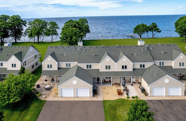 Breathtaking Mille Lacs View in 4BR Lakeside Retreat at Izatys Resort in Onamia