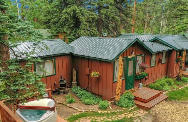 Breathtaking River Front Cabin at RMNP w/Hot Tub