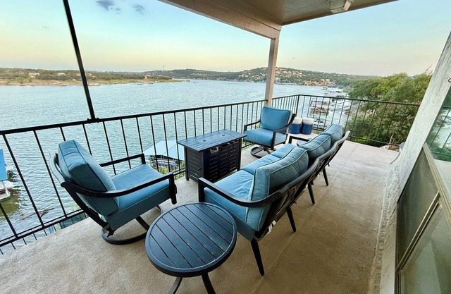 Breathtaking Views Above Lake Travis, Close To Austin w/Pool & Hot Tub