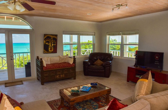 Breathtaking views, outstanding accommodation - Pool, New Kitchen and KING Bed