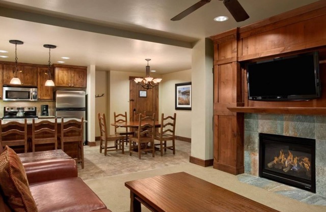 Breckenridge Grand Lodge Peak 7 Ski In/Ski Out Luxury Condo - New Years Week!