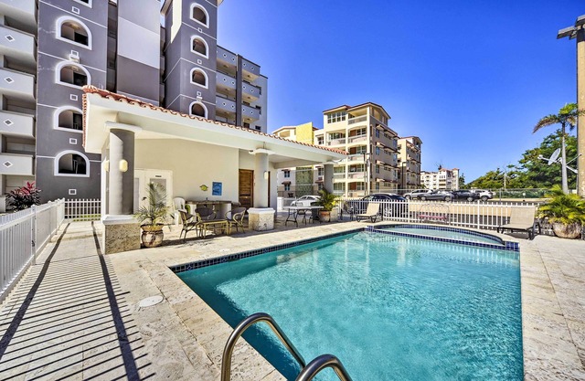 Breezy Condo w/Ocean View Balcony: Walk to Beach!