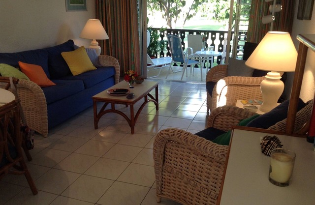 Breezy quiet 1 bed apartment lovely views, parking, pool, near beach, SKY tv.