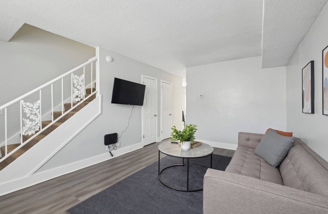 Brentwood U4 I Cozy & Comfy I 2Bd I Free Parking