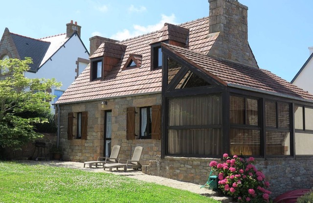 Breton house with garden 50m from Ste Anne bay
