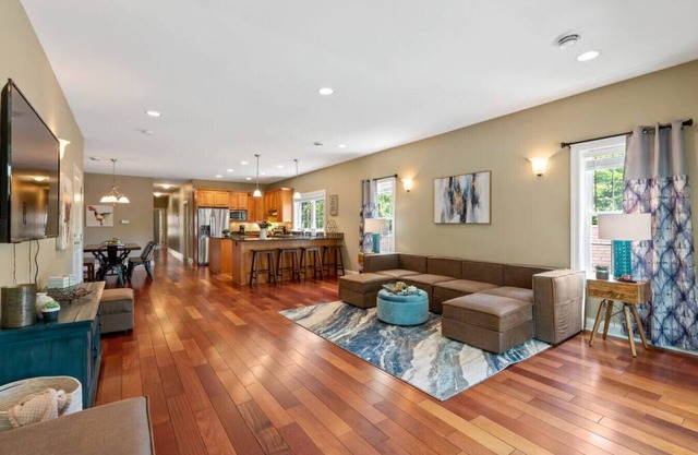 Brewers Hill Belle, 2 bed, 2 bath, & balcony