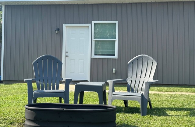 Bridge Side Bungalow 1.5mi from Nav Beach and the best restaurants/bars in town