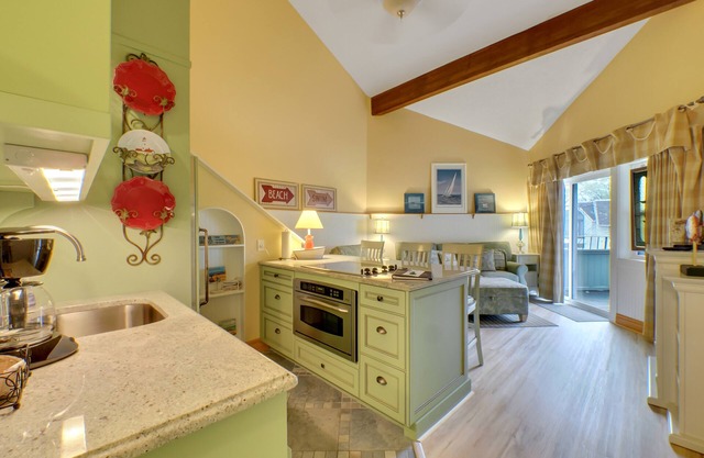 Bridge View | Cottage Feel | Downtown Charlevoix | Indoor/Outdoor Pool