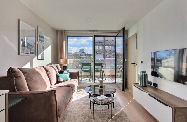 Bright 1BD apt with terrace near Eiffel Tower, AC, elevator, insurance incl.