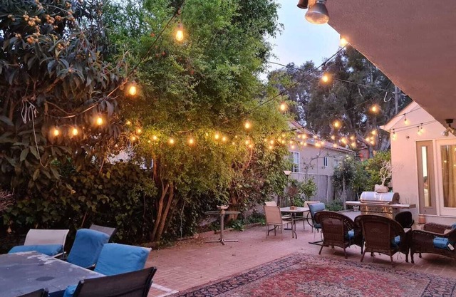 Bright 1BR Apt Near Beverly Hills Sleeps 4+Parking. A+ area Close to attractions