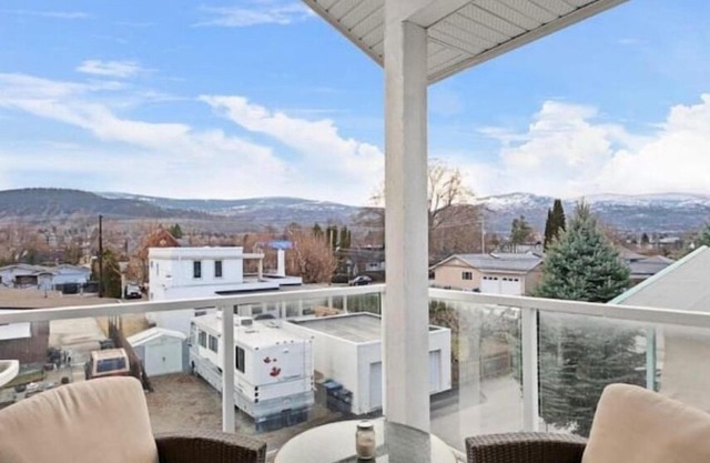 Bright 2-Bedroom Downtown Getaway