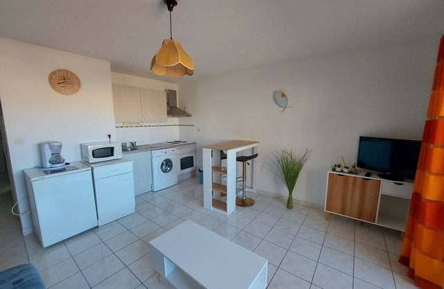 Bright 2-Room Apartment with Loggia, 50m from Beach, Shops Nearby