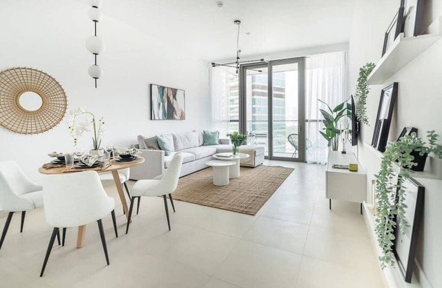 Bright 2BR in Downtown Dubai with Large Balcony