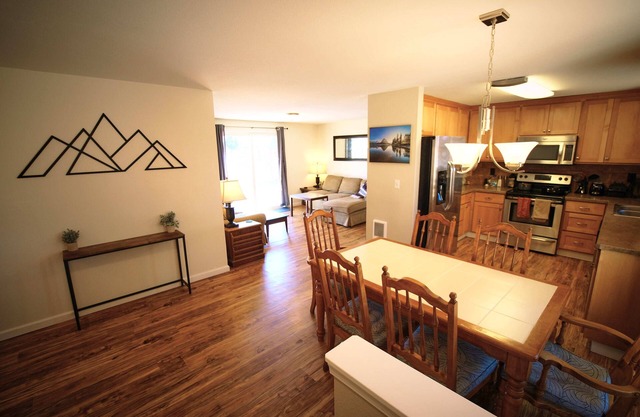 Bright 4-bedroom home near Airport & Bend