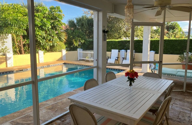 Bright, airy private home with pool steps to beach