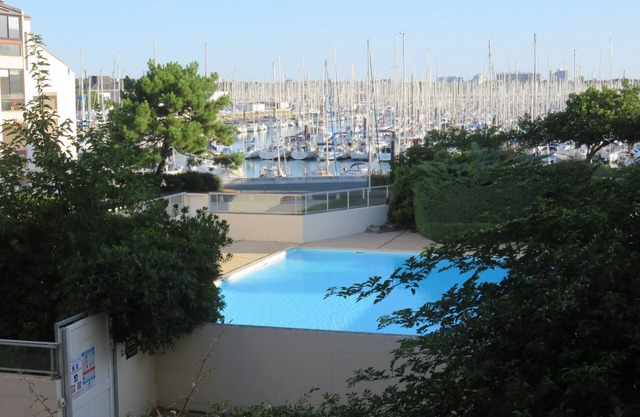 Bright and cosy apartment facing the pool and the Marina