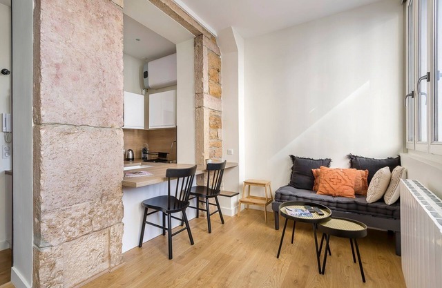Bright and cozy studio in an arty neighborhood