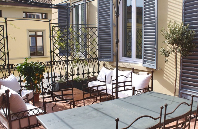 Bright and elegant flat with terrace near Ponte Vecchio