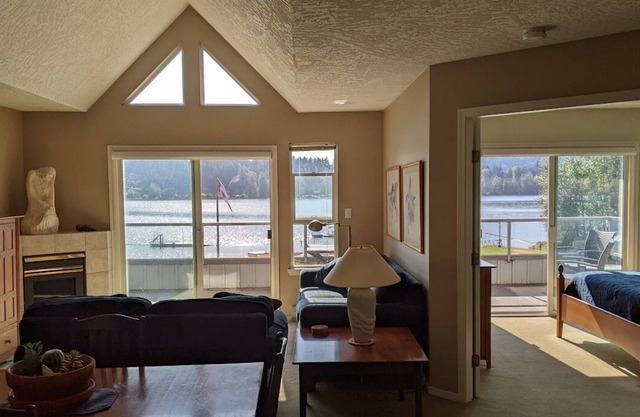 Bright and spacious lakefront unit at Shawnigan Beach Resort