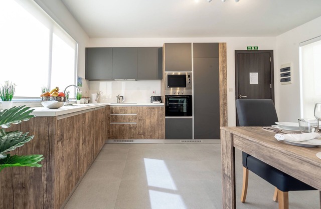 Bright and Spacious 2 Bedroom Apartment