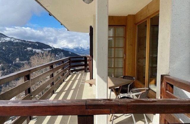 Bright and warm apartment for up to 4 people, on the ground floor of a chalet with two units. It enj