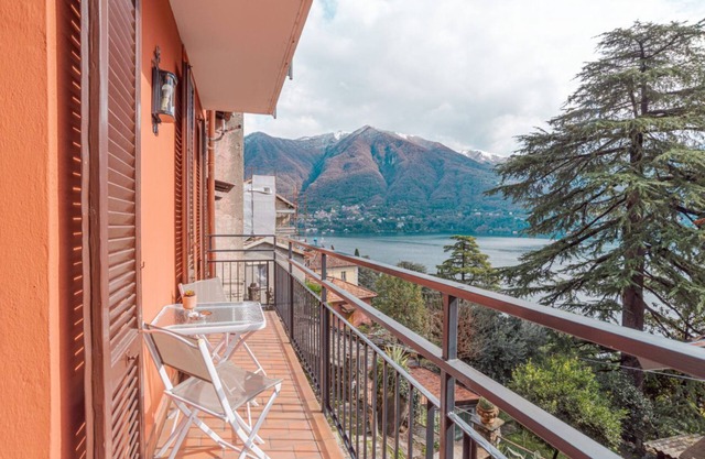 Bright and welcoming 80m2 apartment located on the first floor of a typical renovated Larian village house.The house is located in a pedestrian area: it is therefore not possible to reach the apartment by car. We also point out 6 steps at the entrance to