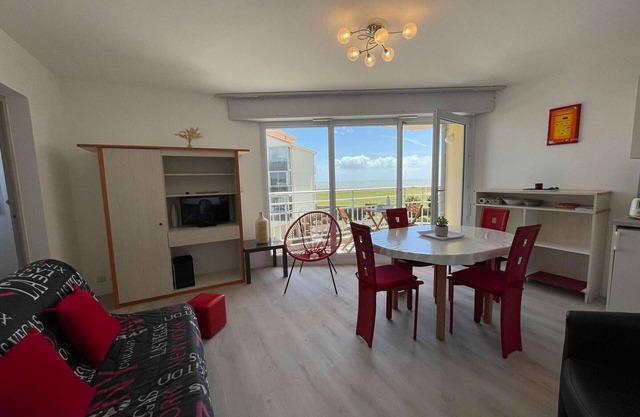 Bright apartment, heated pool, private parking