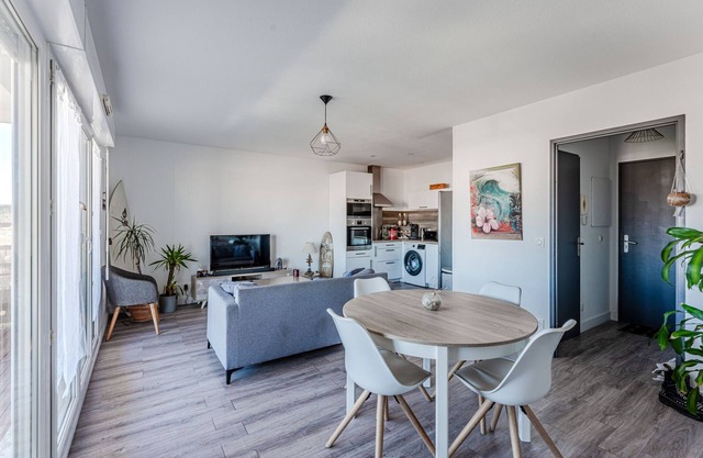 Bright apartment 4 pers, near ocean, pool, covered parking